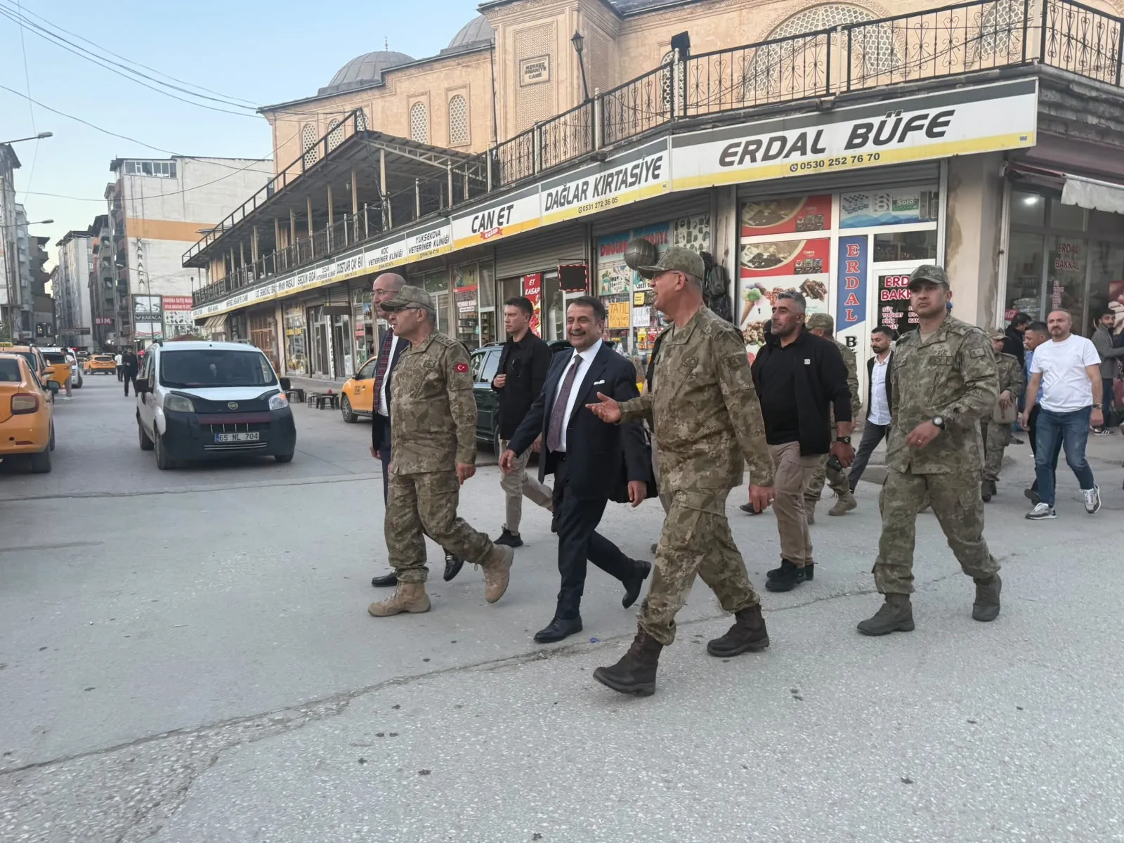 Kara Kuvvetleri Komutanı Tokel Yüksekova sokaklarında