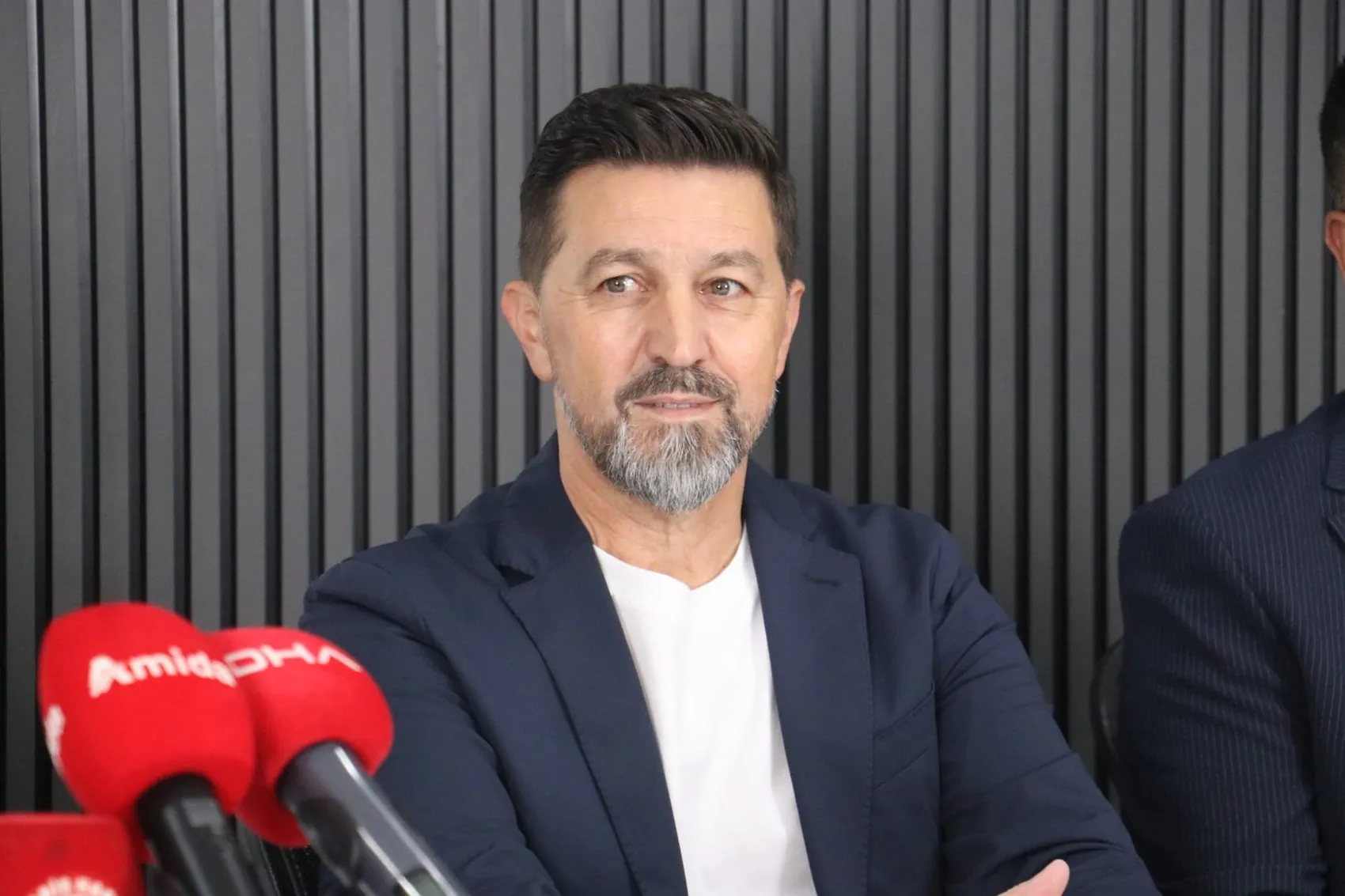Amedspor Süper Lig için imzayı Besnik Hasi’ye attırdı