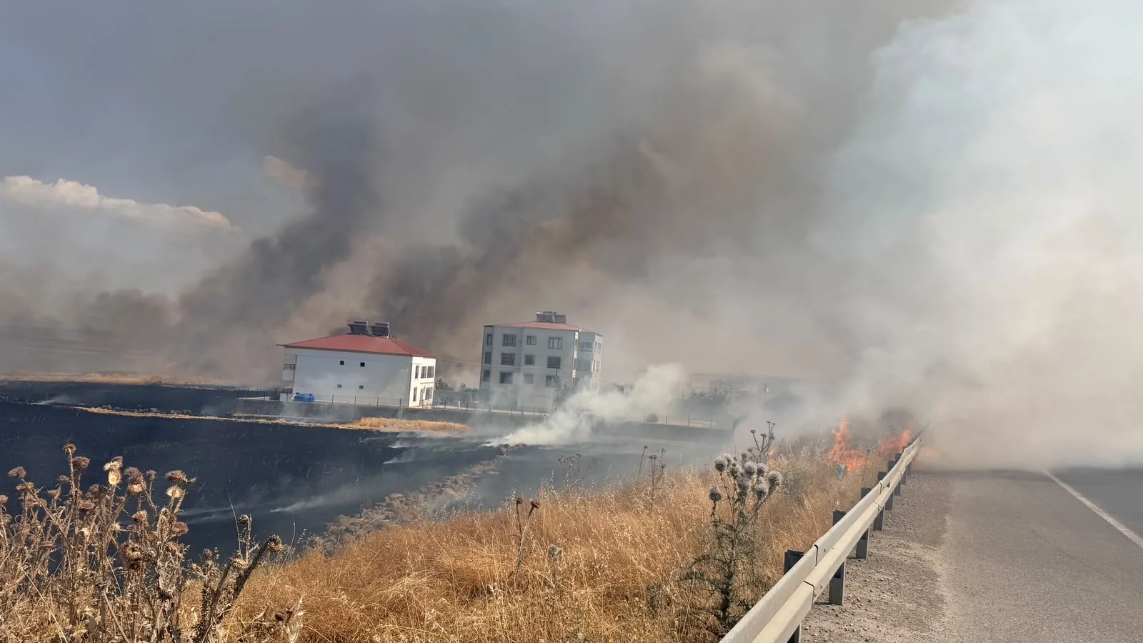 Diyarbakır Bağlar’da korkutan yangın büyümeden söndürüldü
