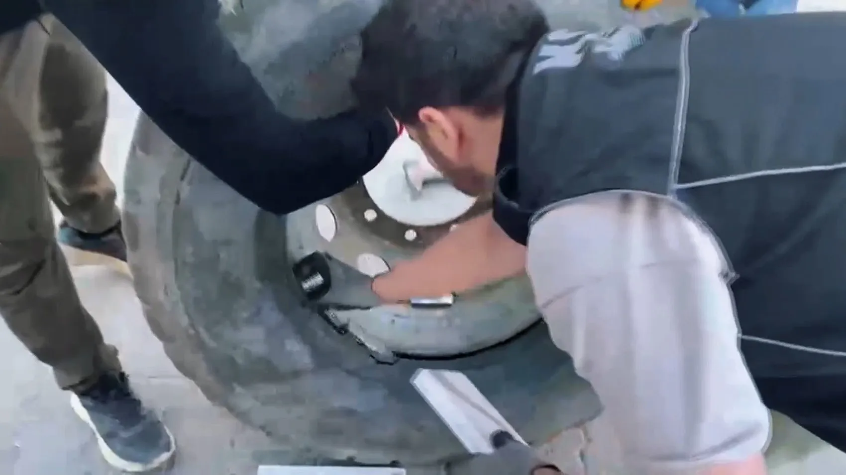 Şanlıurfa girişinde lastiklerin arkasına saklanmış kaçak sigara operasyonu