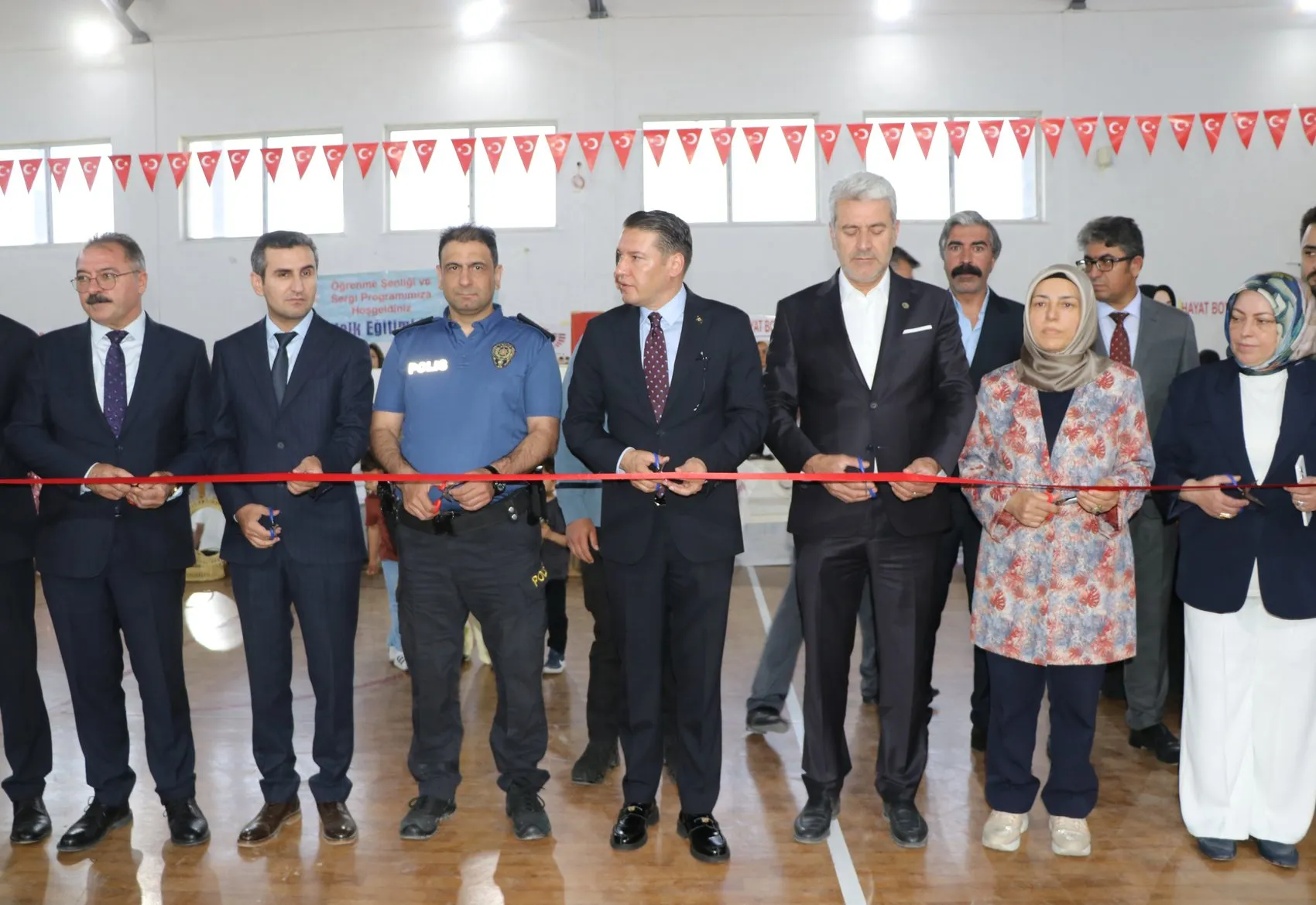 Van'da 56 yaşındaki Aysel Özbek kep atarak lise mezunu oldu
