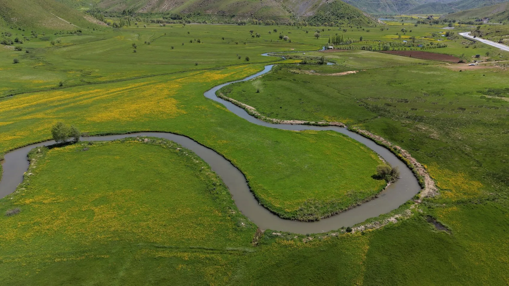 Bitlis'te bahar manzaraları kartpostallık görüntüler sunuyor