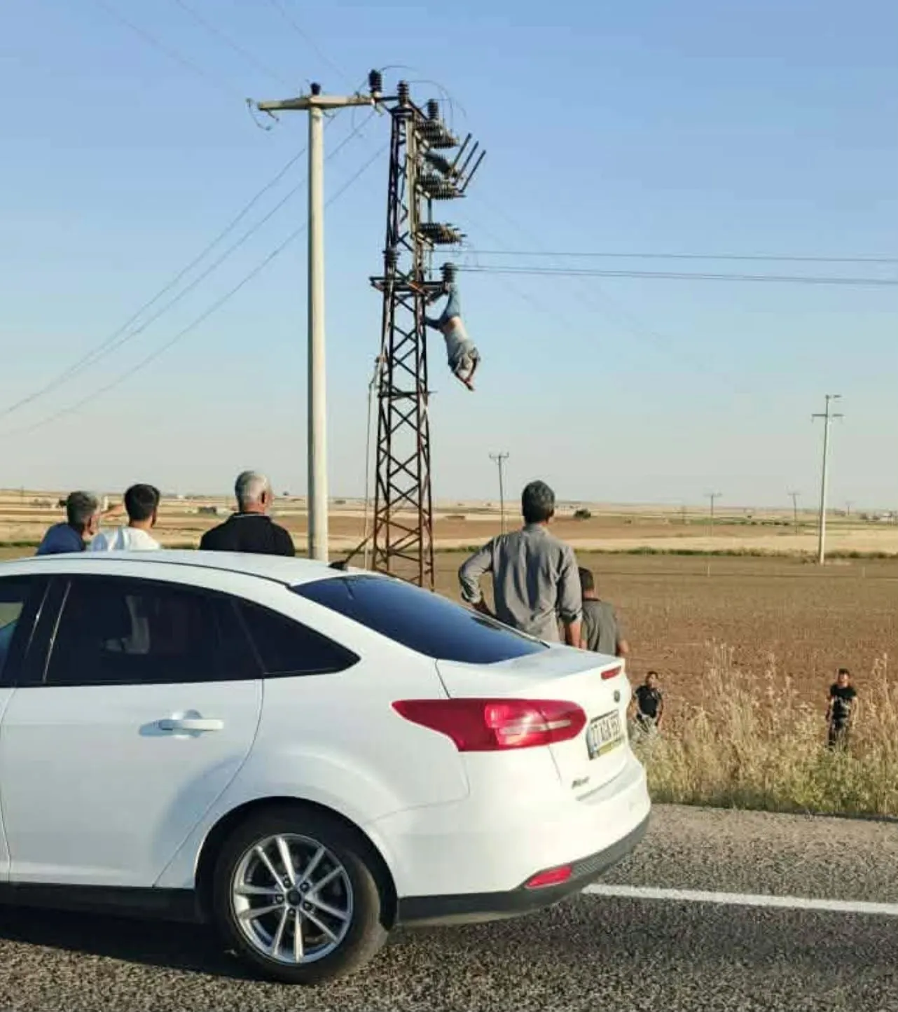 Şanlıurfa'da elektrik direğinde can pazarı yaşandı