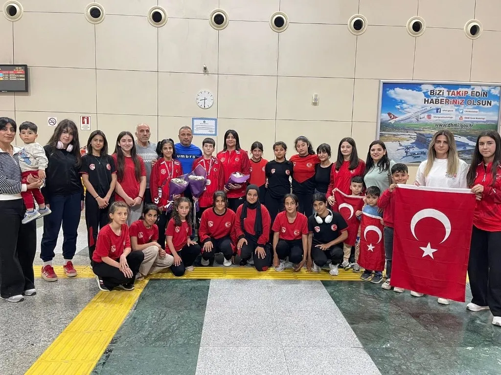 Siirtli genç güreşçiler Avrupa minderinde tarih yazdı