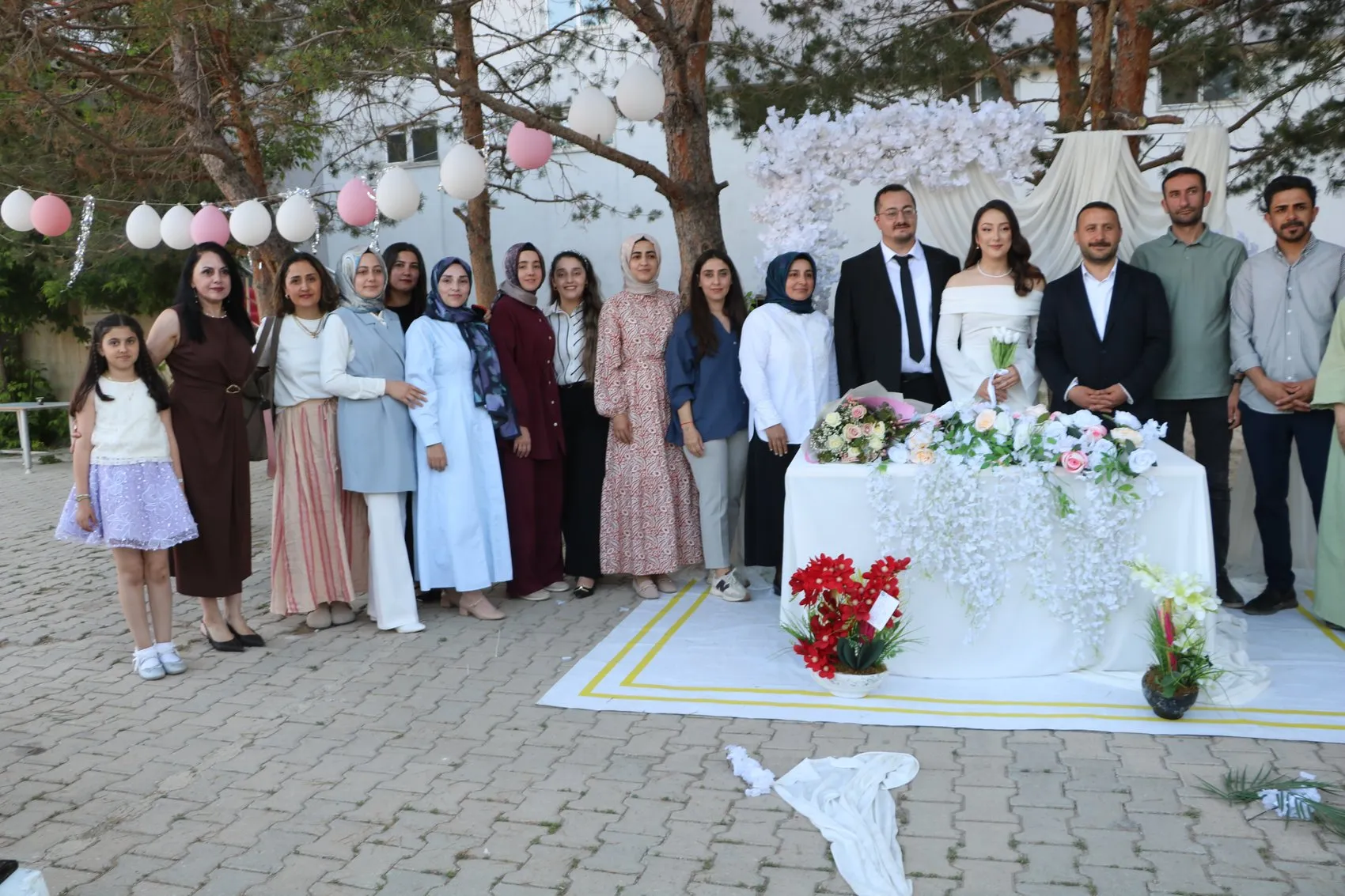 Yüksekova’da meslektaş öğretmen çift okul bahçesinde dünyaevine girdi