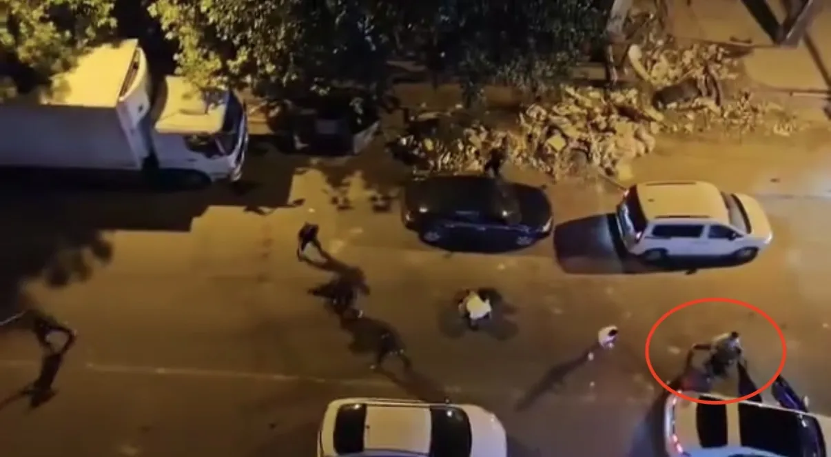 Bağlar sokaklarında silahlı kavga kameraya yansıdı