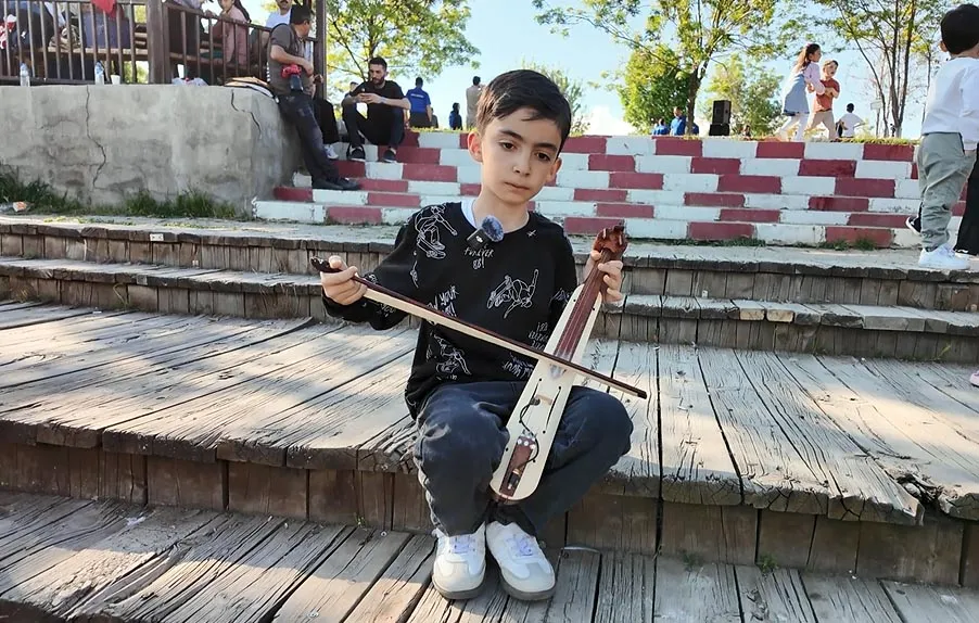 İnci kefallerinin zorlu yolculuğuna kemençeli selam