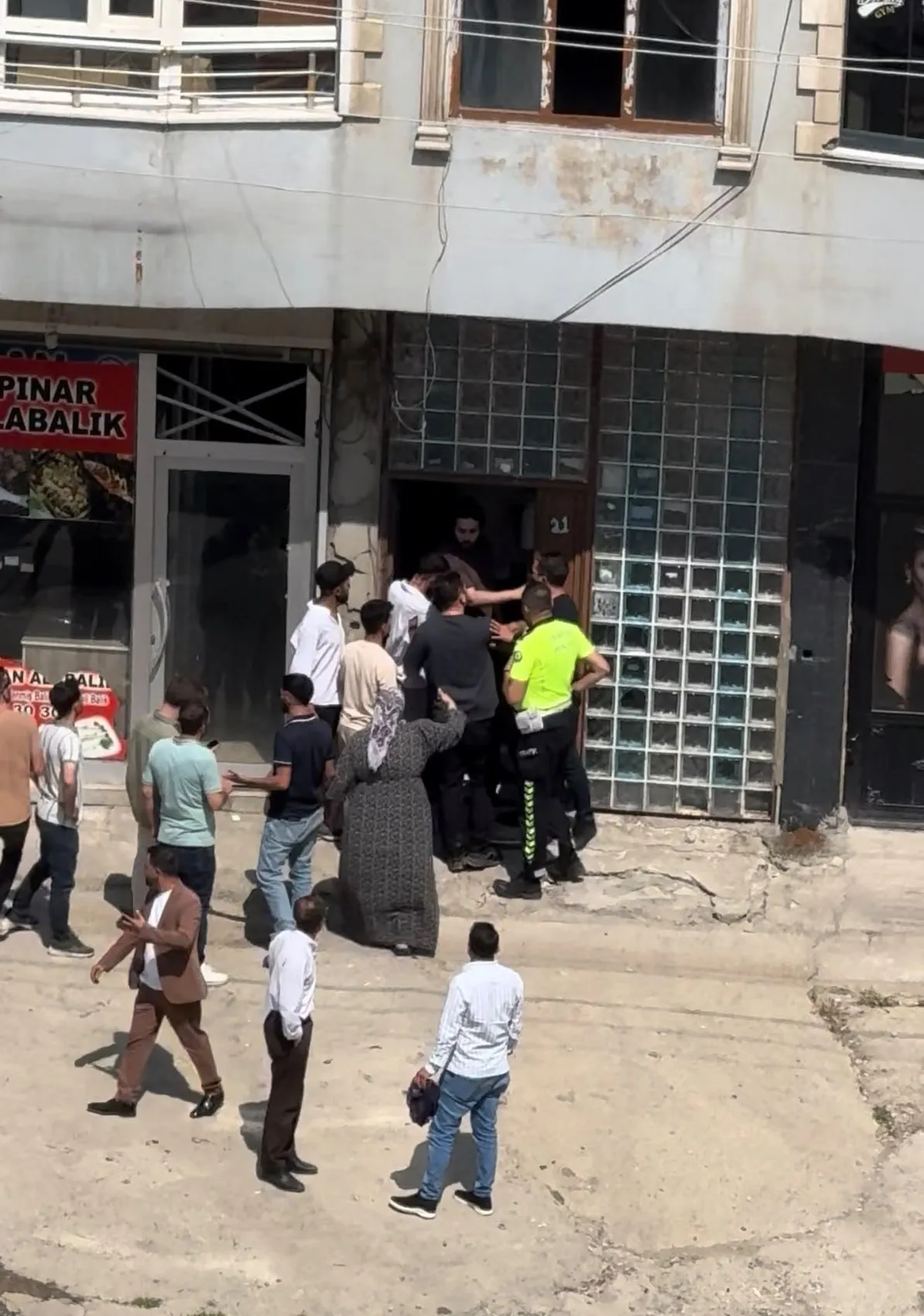 Şemdinli sokaklarında silahlı ve sopalı kavga dehşeti