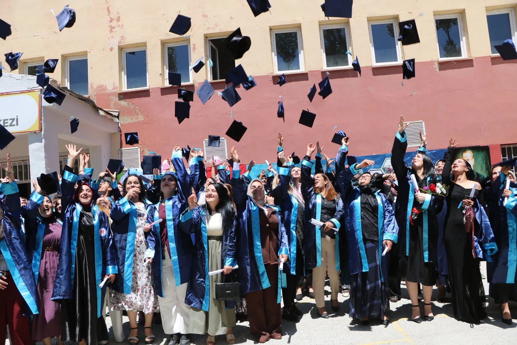 Şehit oğlunun vasiyetini tuttu 51 yaşında lise diplomasını aldı