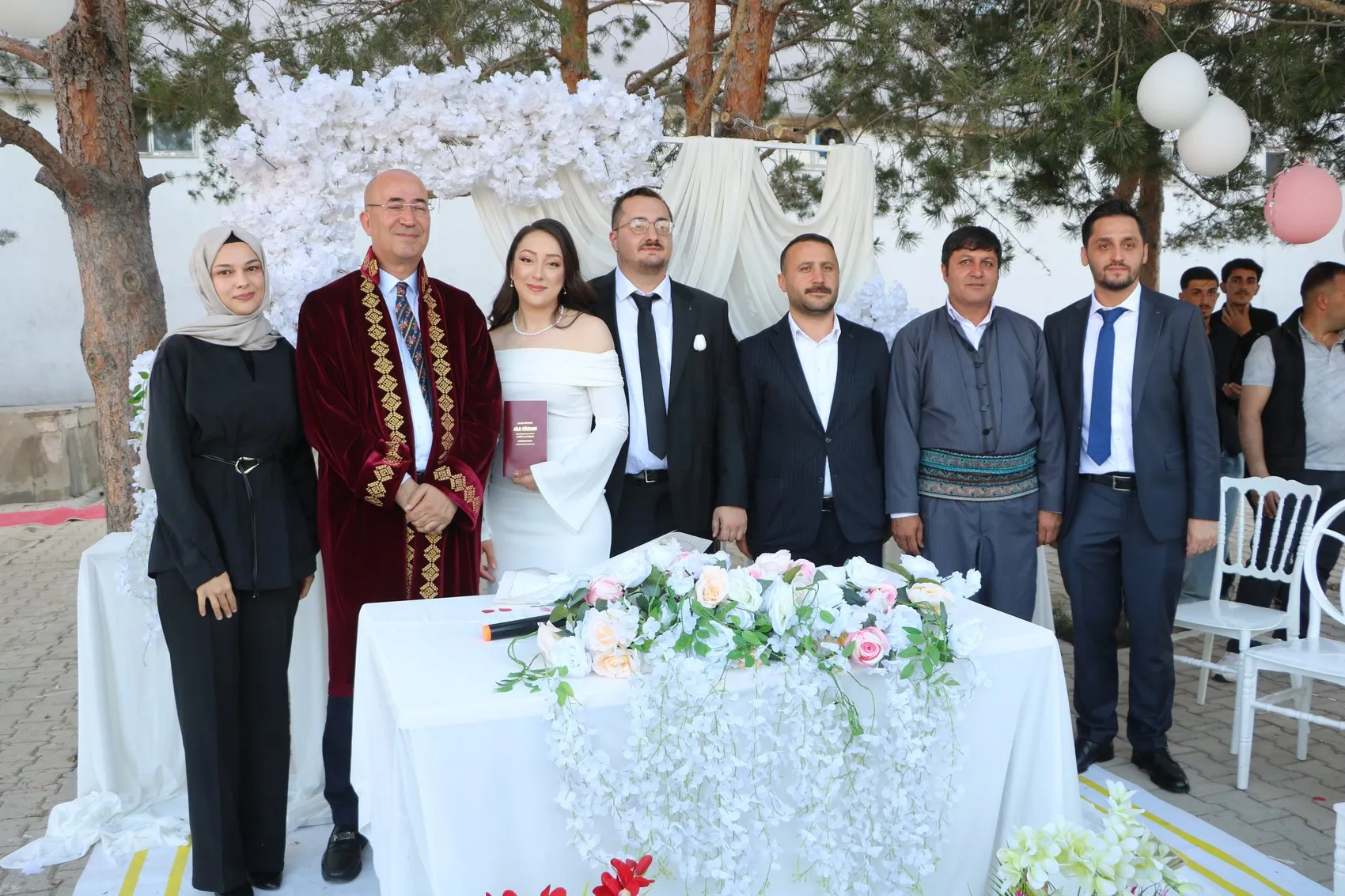 Yüksekova’da meslektaş öğretmen çift okul bahçesinde dünyaevine girdi