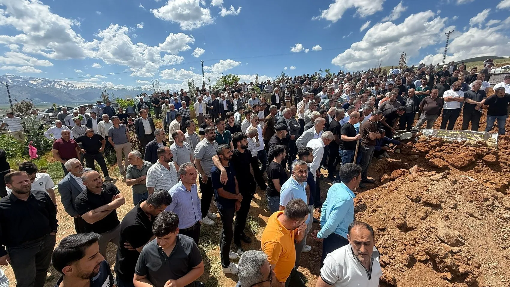 Yüksekova'daki feci kazada üç kişi toprağa verildi