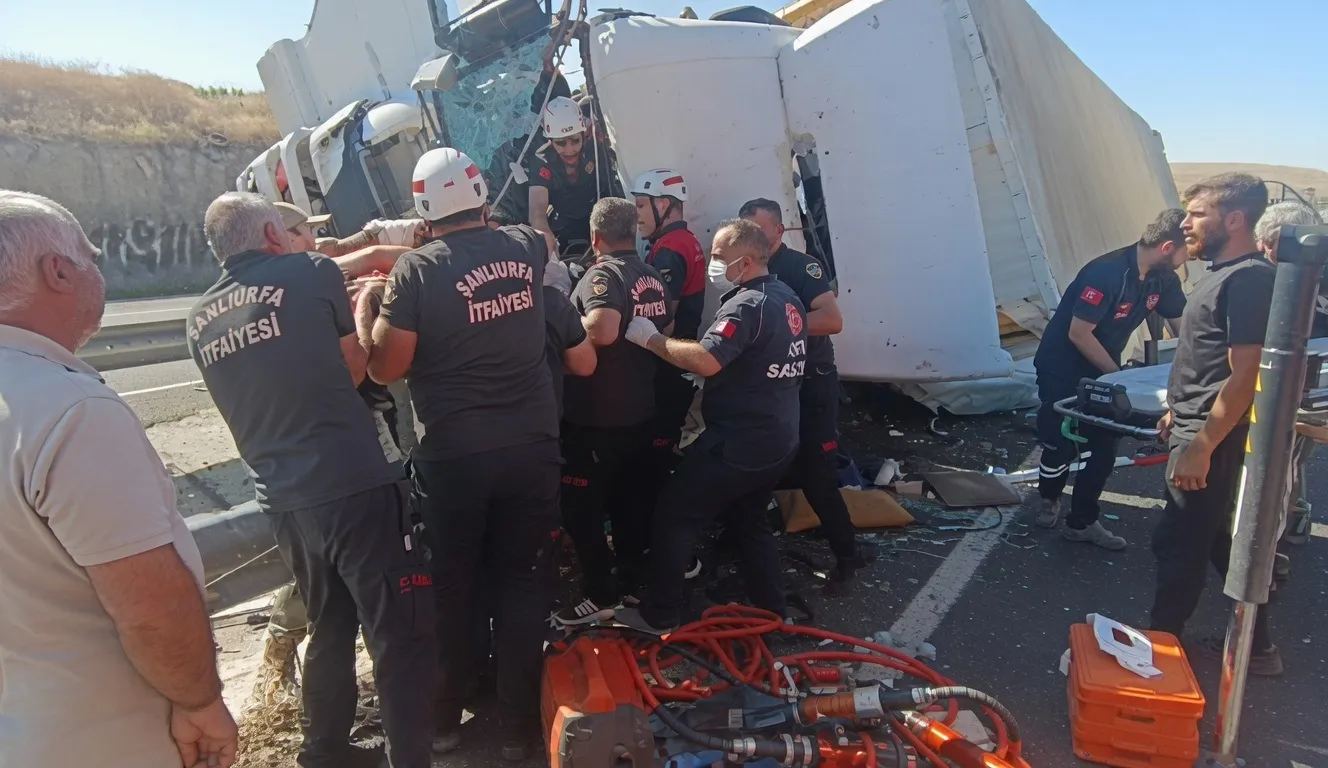 Şanlıurfa yolunda TIR devrildi şoför yaşam mücadelesi veriyor