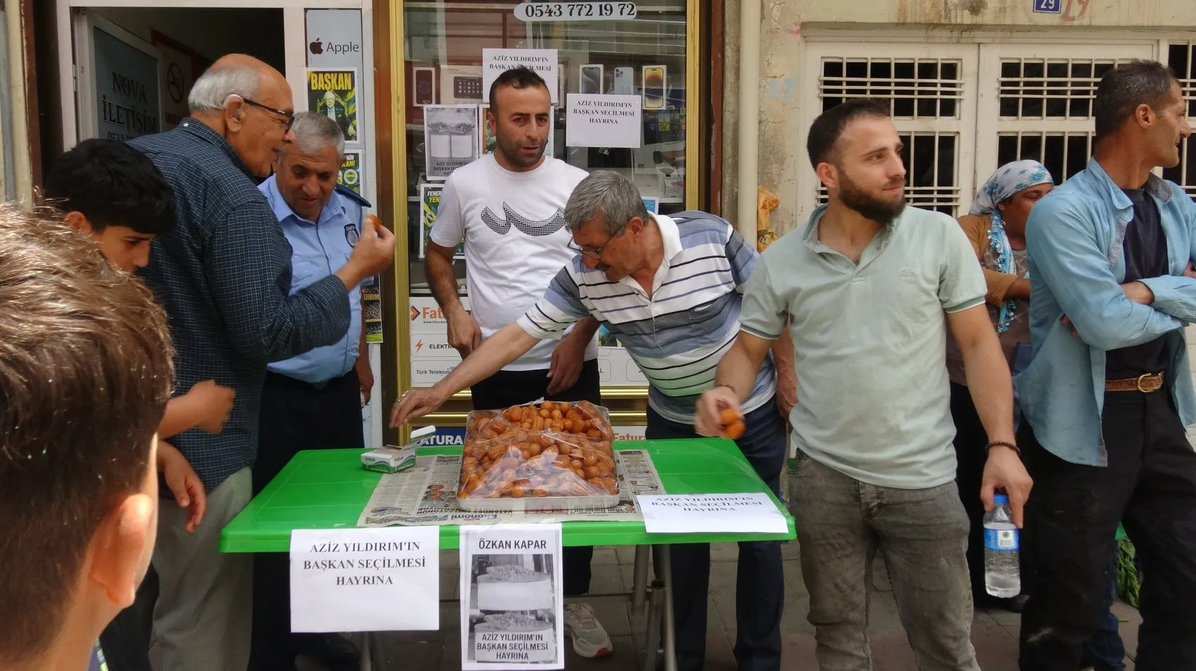 Batman'da Aziz Yıldırım kutlaması Sokakta tatlı dağıttı
