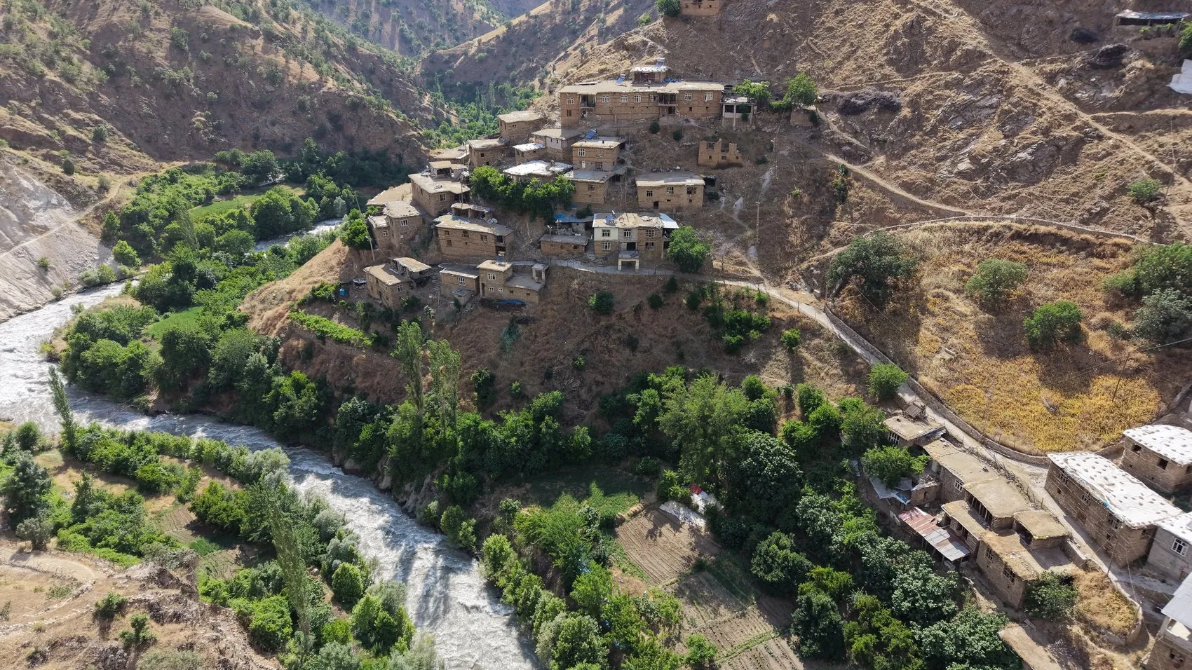 Bitlis Hizan’da 300 yıllık taş evler turizmin yeni adresi oldu