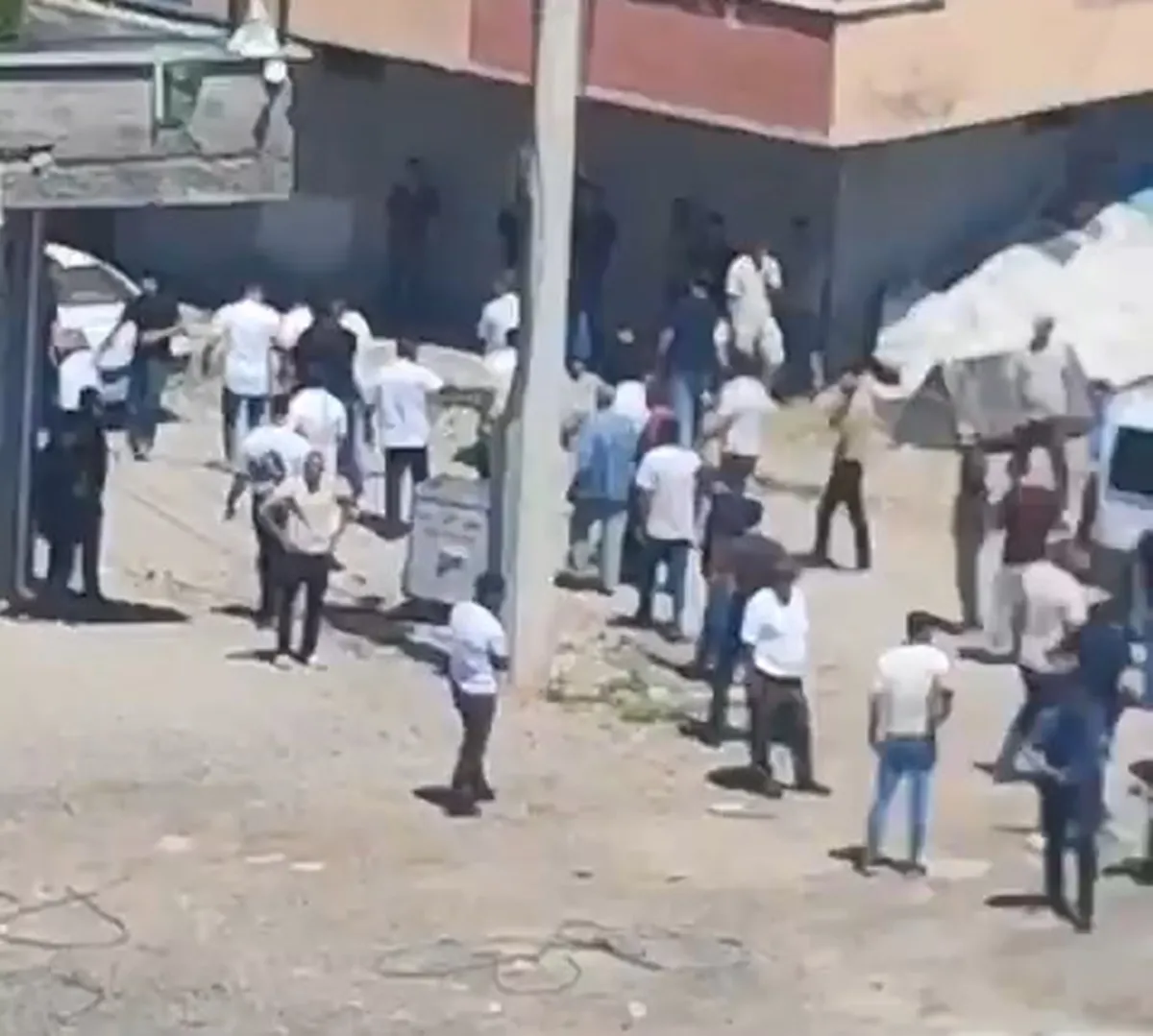 Diyarbakır'da Nevzat Bahtiyar'ın yakınlarının karıştığı kavgada 15 kişi serbest