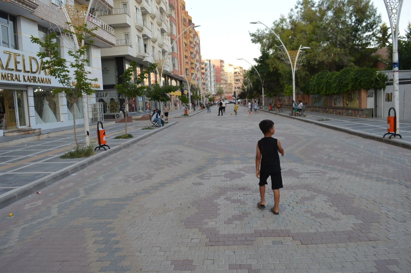 Kızıltepe'nin halı desenli caddesi 6 yıl sonra ilgi odağı