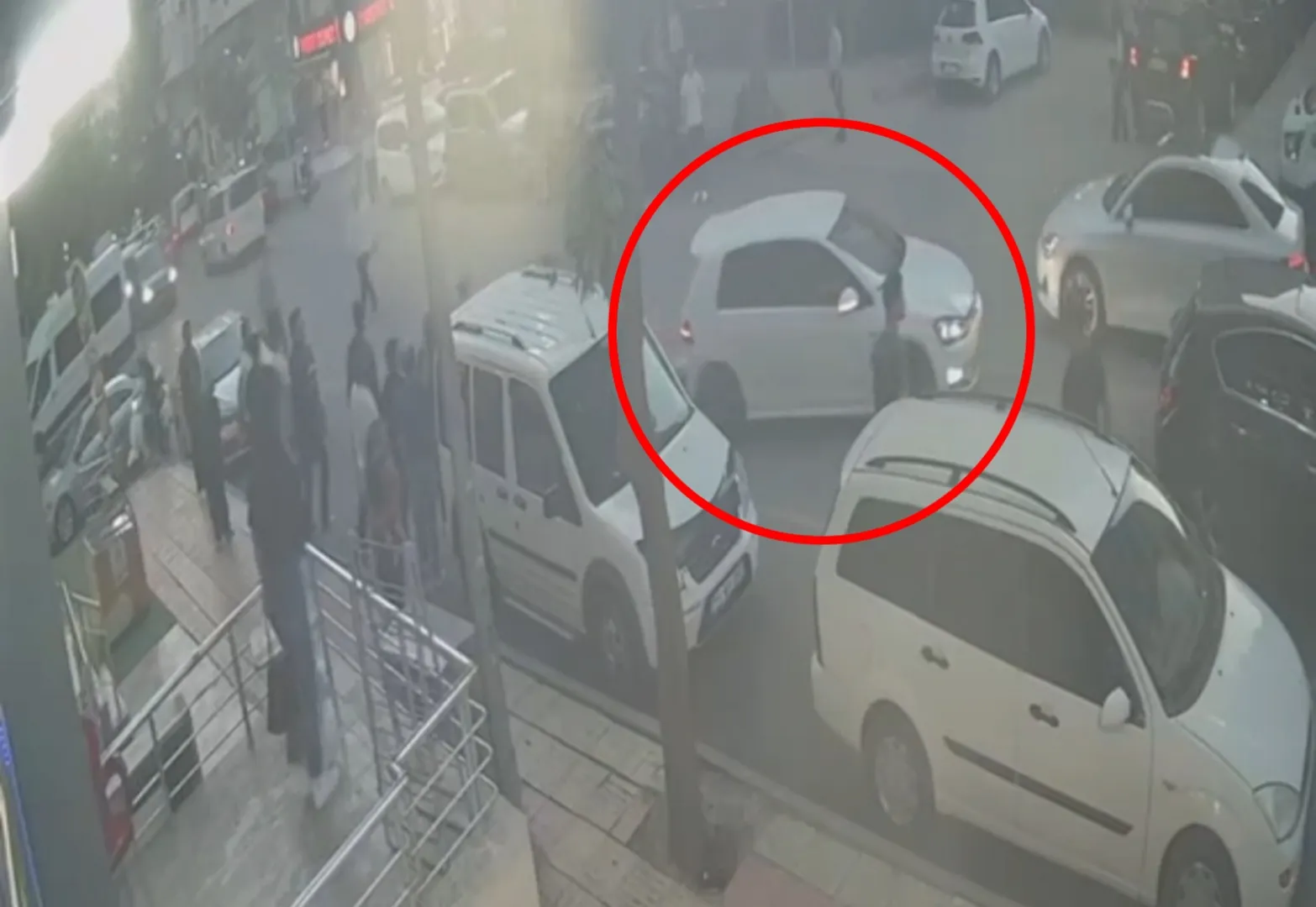 Siirt'te balkondan düşen bebek kameraya yakalandı