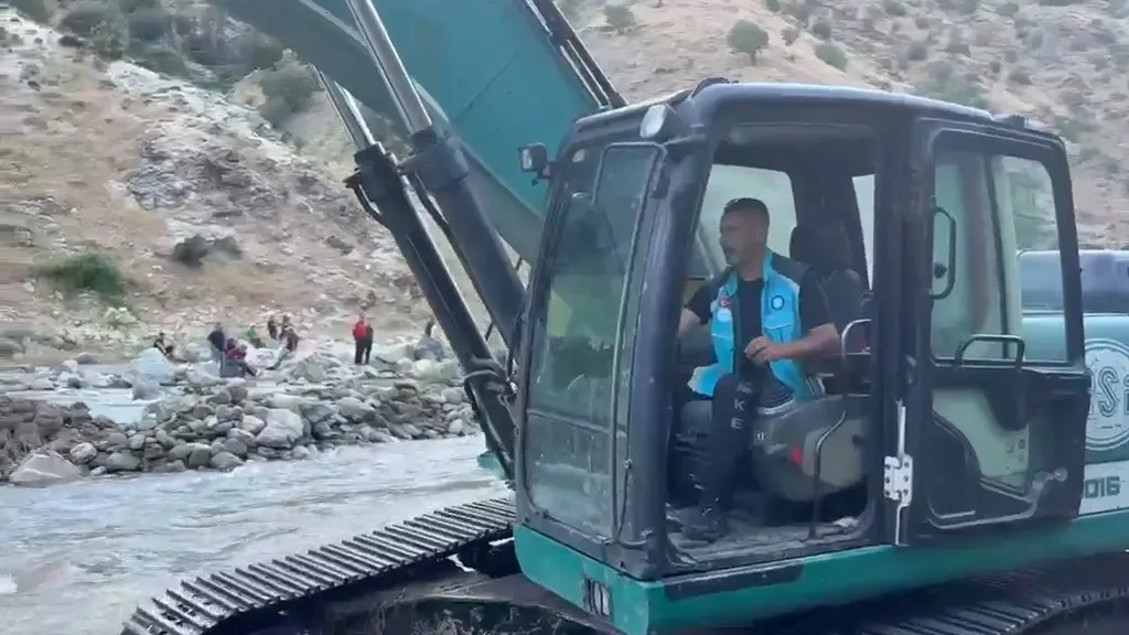 Sarım Çayı’nda kaybolan Vedat için suyun yönü değiştirildi