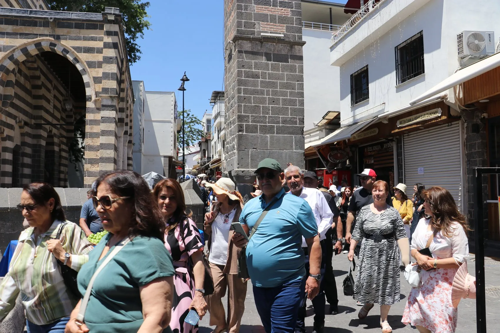 Diyarbakır sokakları turistlerle doldu esnafın yüzü güldü
