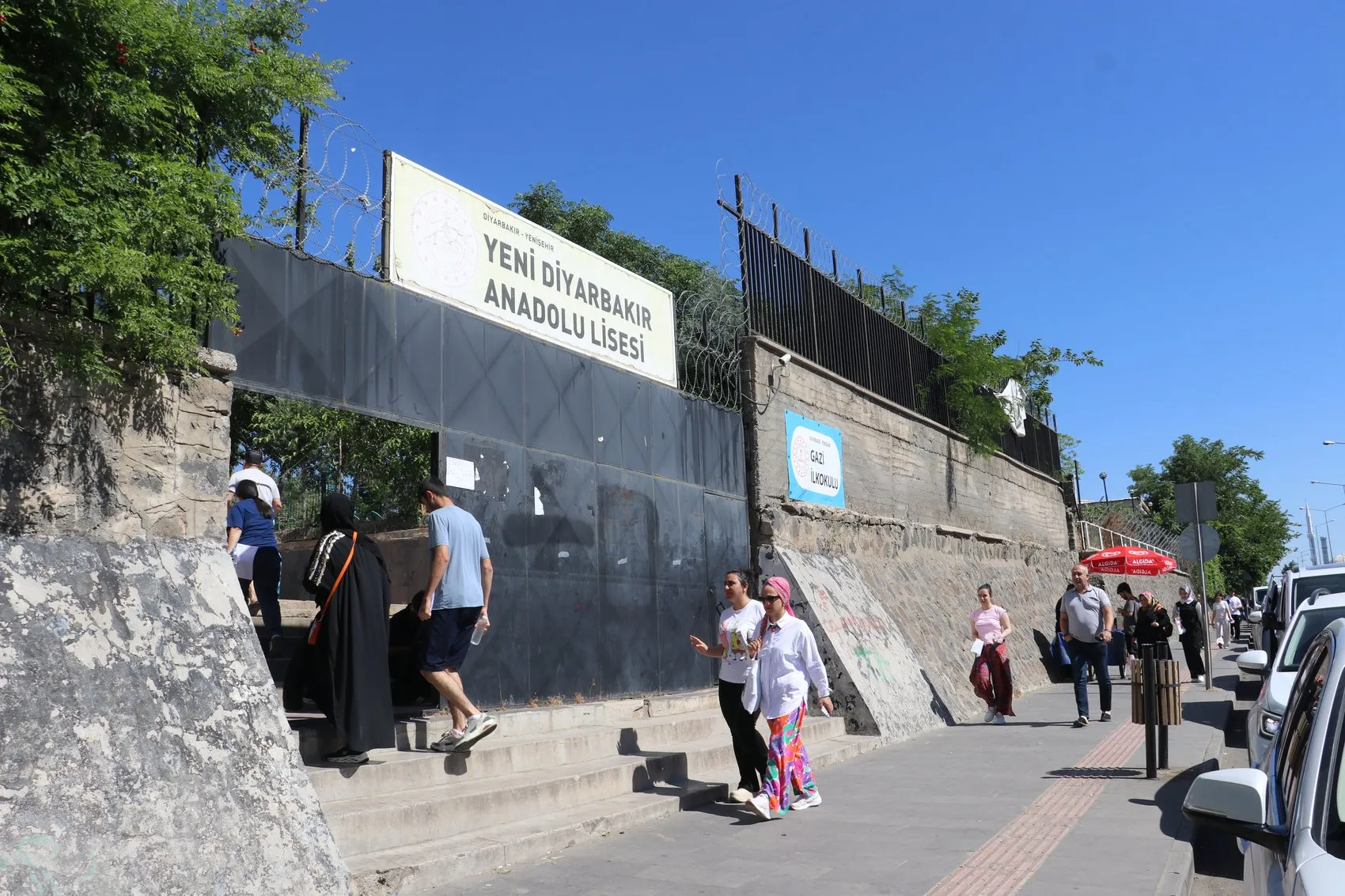 Diyarbakırlı gençler sınav salonunda aileler dışarıda ter döktü