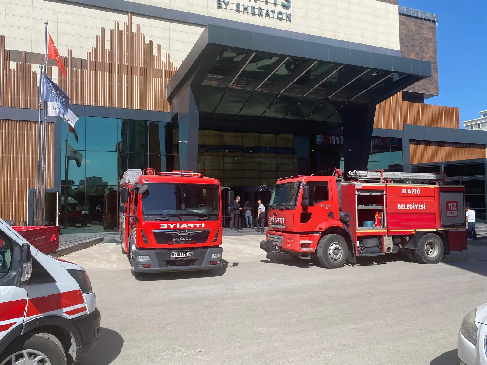 Elazığ’da otel yangını 10 kişi dumandan etkilendi