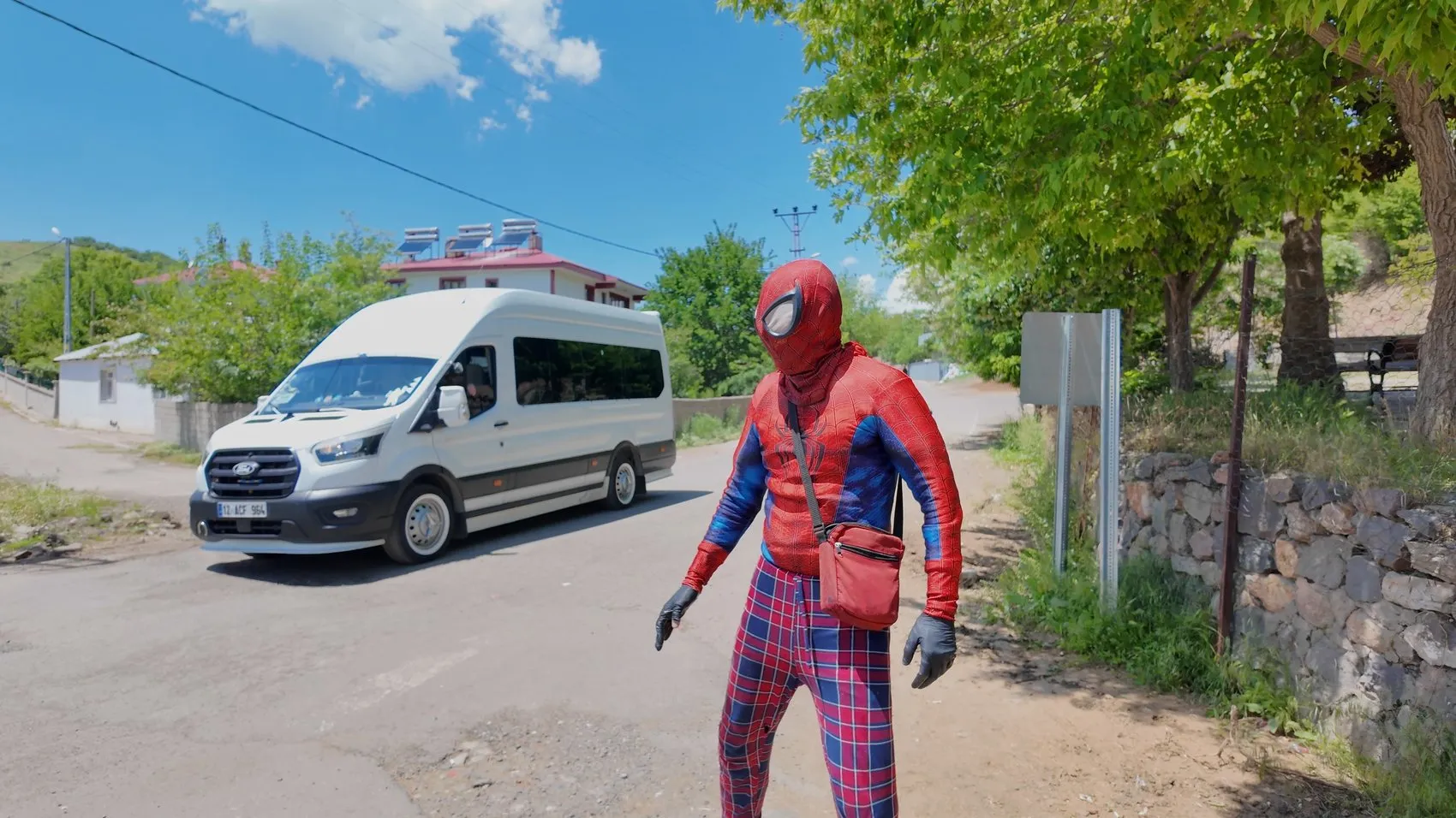 Bingöl’ün köy yollarında bir Örümcek Adam