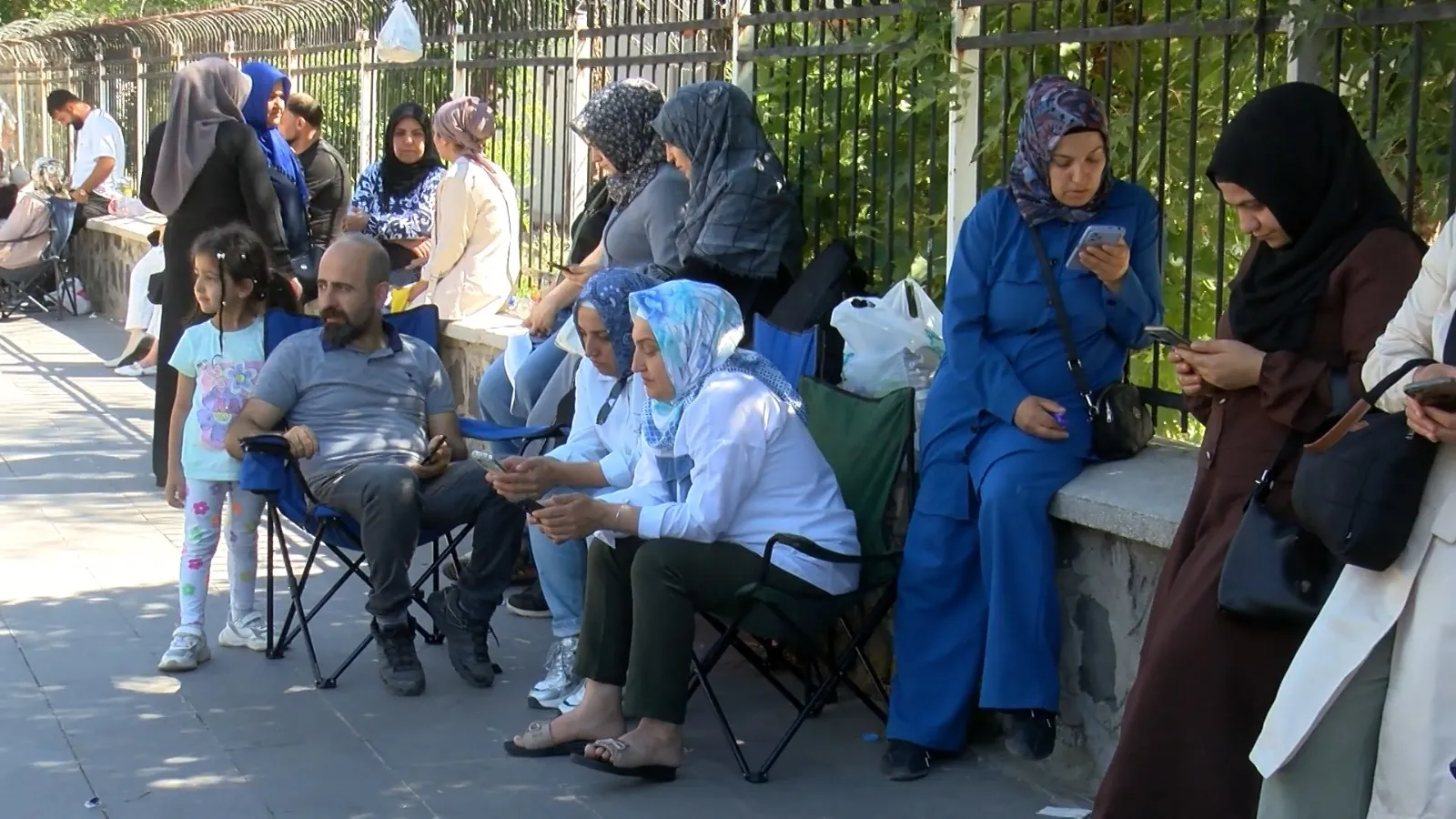 Diyarbakır’da LGS telaşı Veliler okul kapısında dua nöbeti tuttu