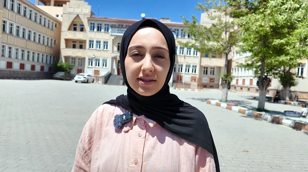 43 yaşındaki anne çocuklarıyla aynı sınav sırasında ter döktü