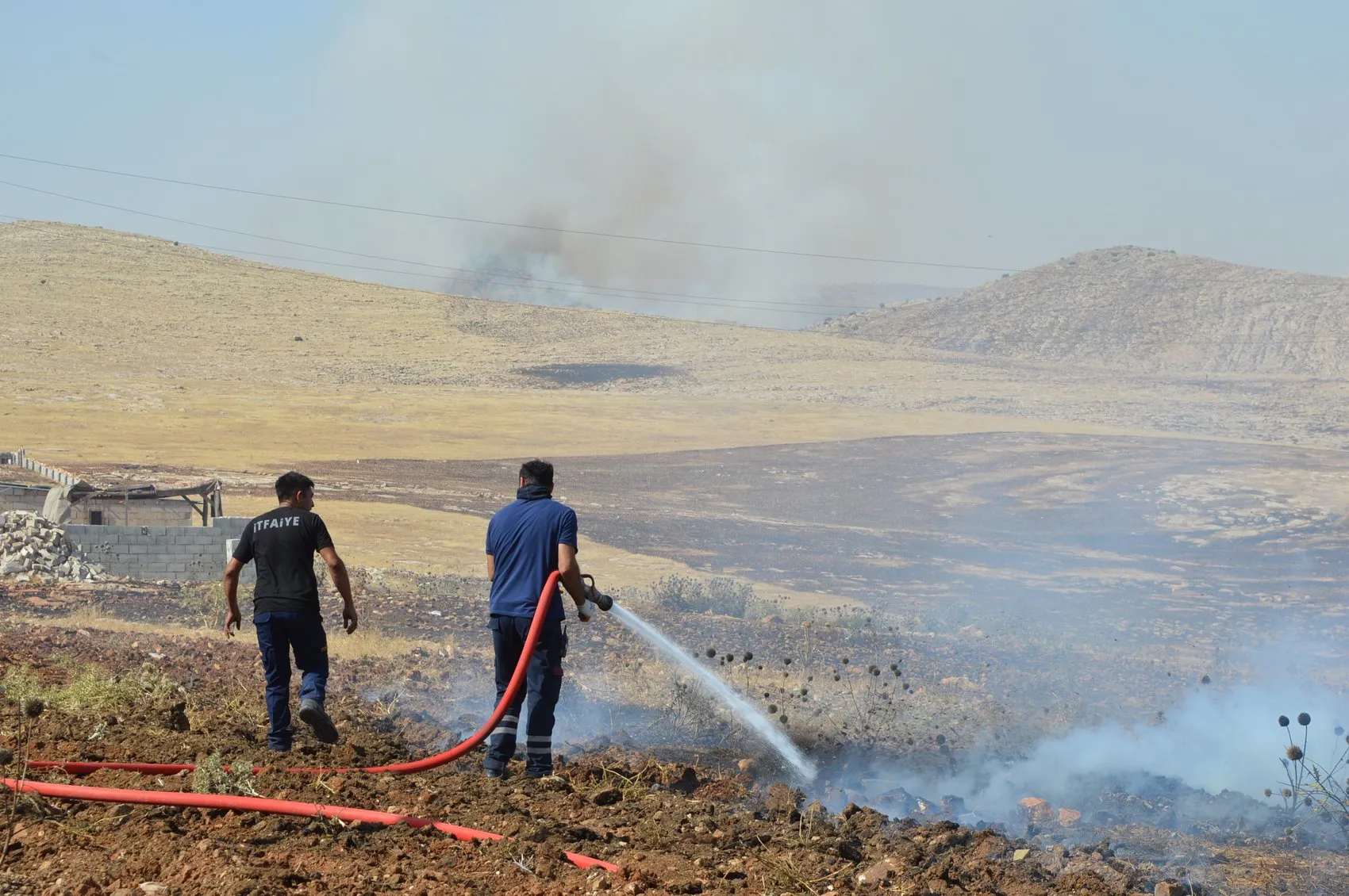 Mardin'de kontrolden çıkan anız yangını köyü küle çevirdi