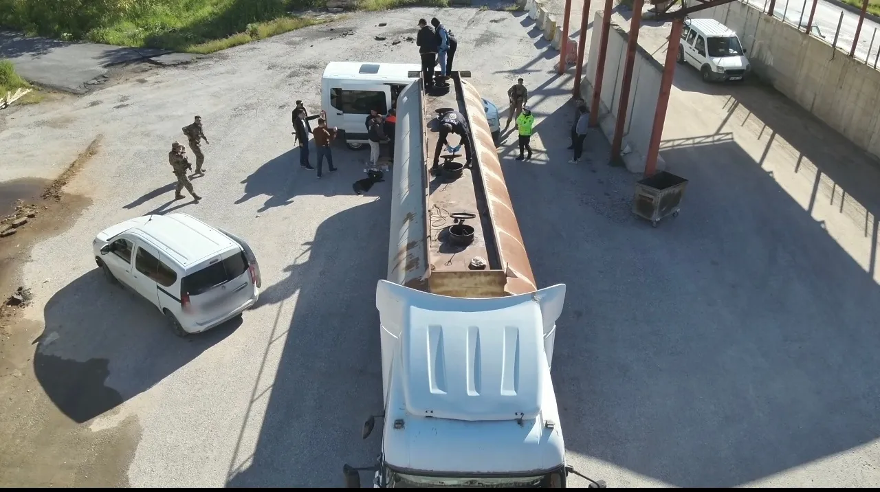 Bitlis'te yakıt tankerine gizlenen 30 göçmen yakalandı
