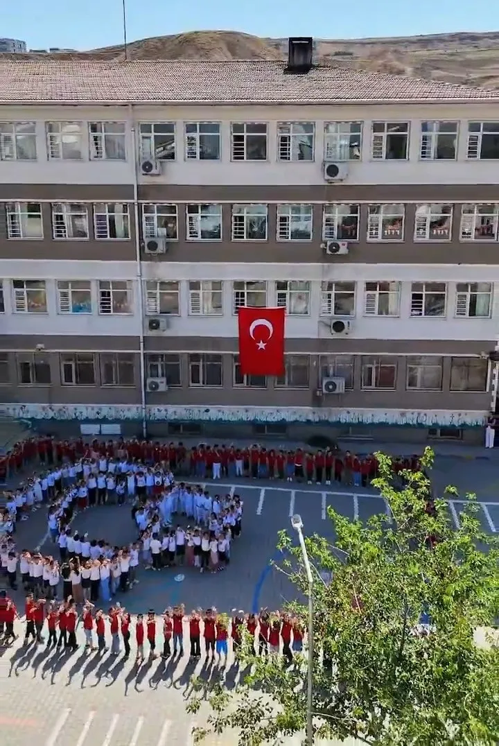 Cizreli öğrencilerden milli takıma havadan ay-yıldız selamı