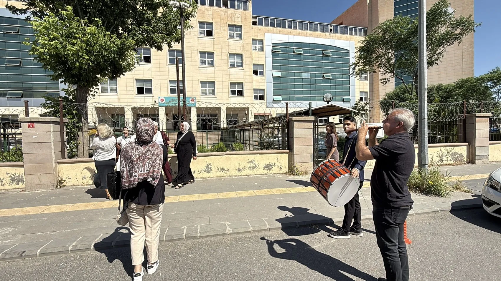 Diyarbakır'da boşanma sonrası davullu zurnalı kutlama