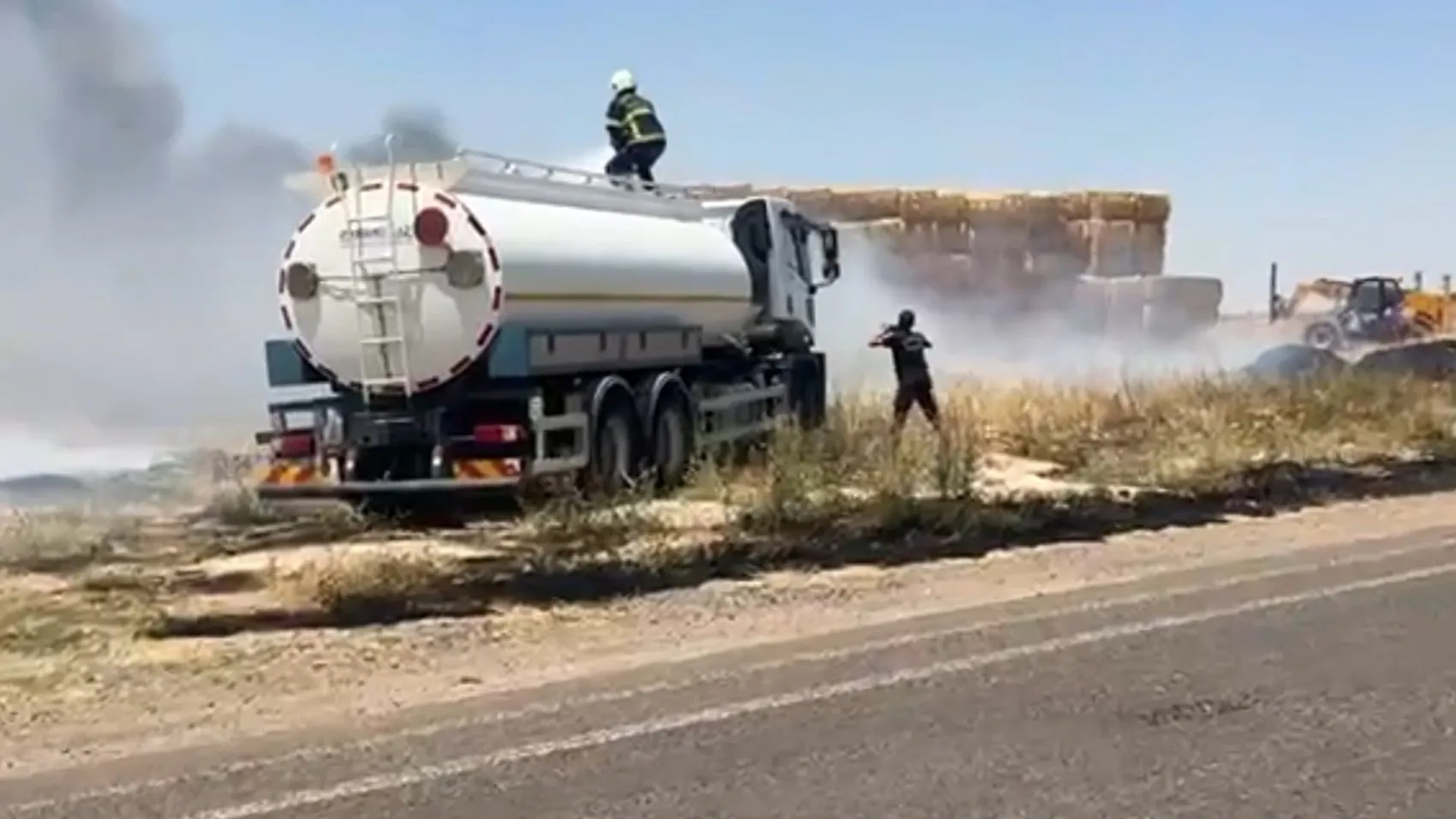 Viranşehir yolunda saman yüklü TIR alevlere teslim oldu