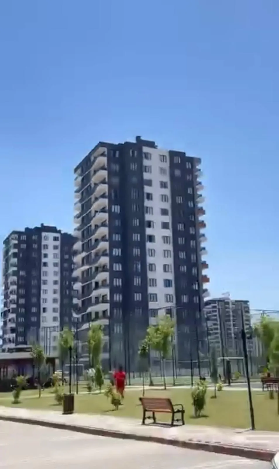 Diyarbakır'da yürekleri ağza getiren pencere tehlikesi
