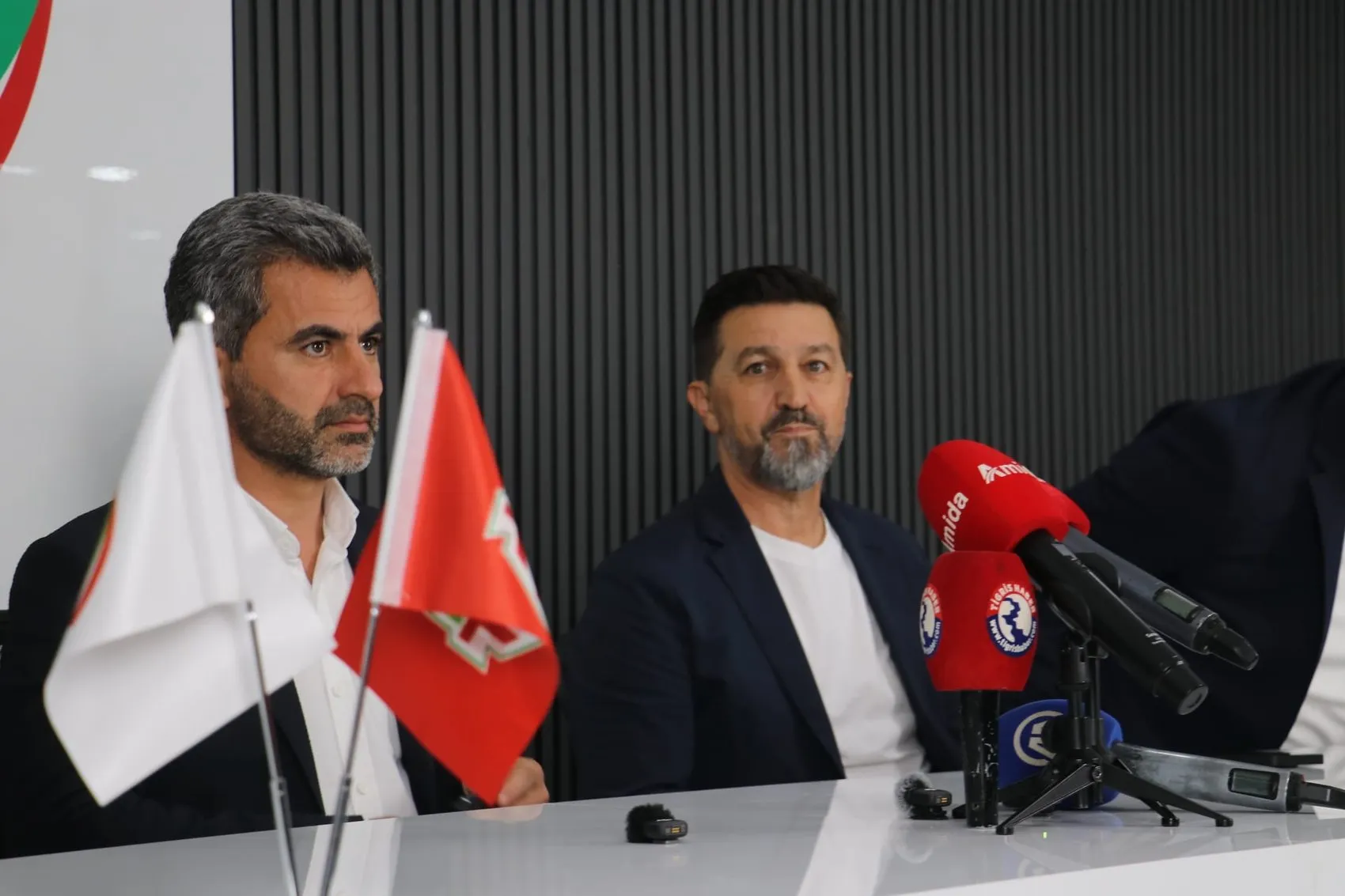 Amedspor Süper Lig için imzayı Besnik Hasi’ye attırdı