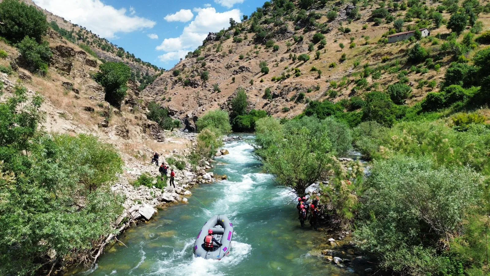Bingöl'de çaya giren genç 6 gündür bulunamadı