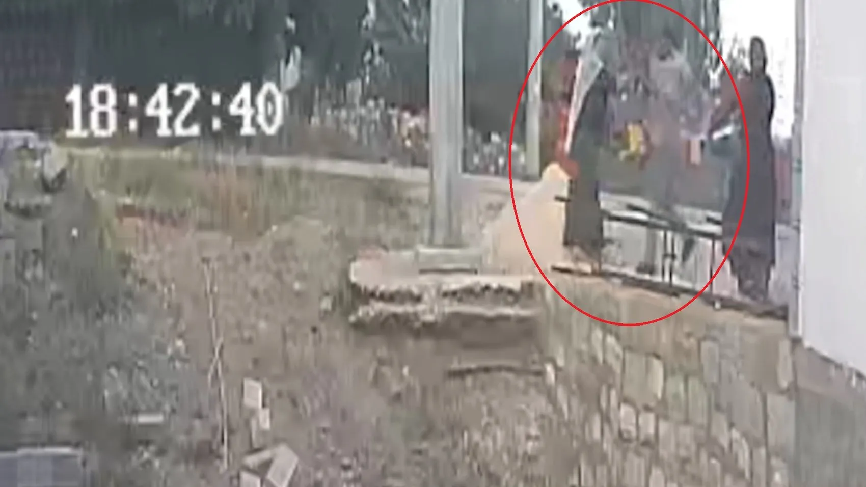 Engelli kızı için rampa isteyen kadına komşusundan kürekli saldırı