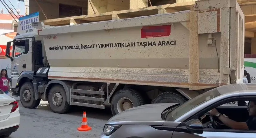 Elazığ’da dehşet anları Hafriyat kamyonu 10 aracı biçti