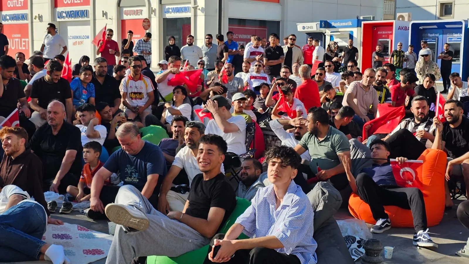 Şanlıurfalılar milli maç heyecanını sokakta paylaştı