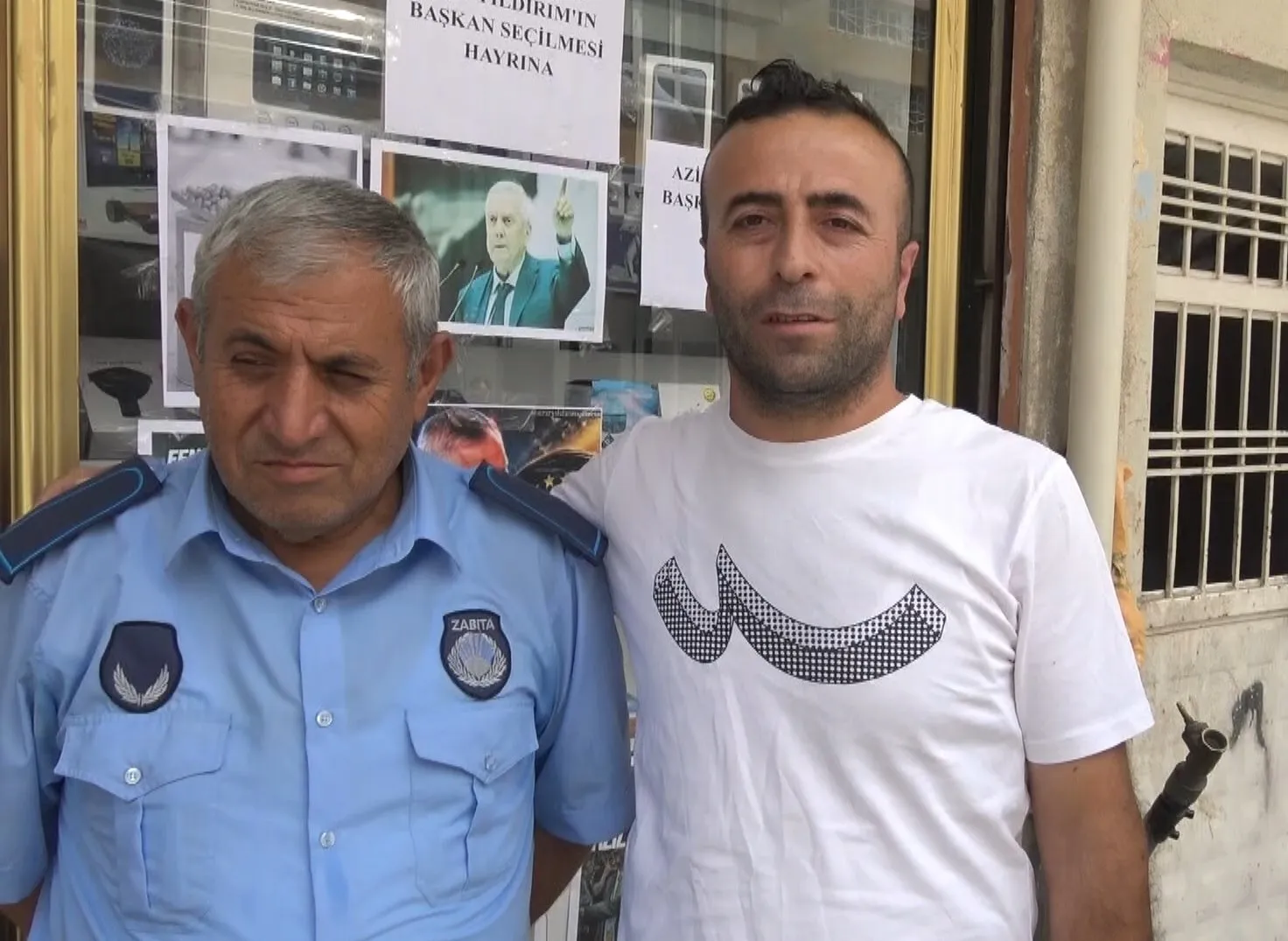 Batman'da Aziz Yıldırım kutlaması Sokakta tatlı dağıttı
