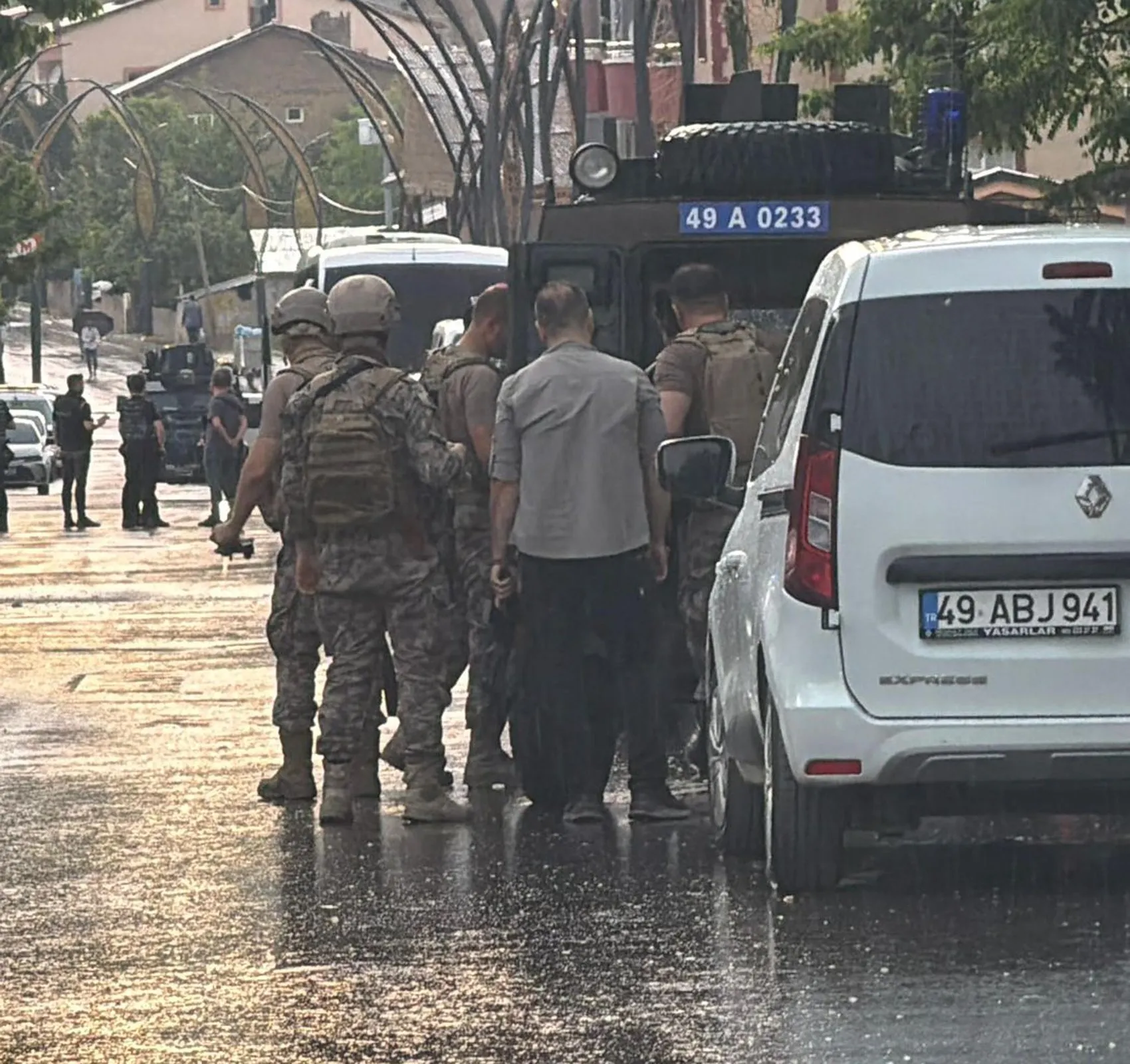 Muş'ta silahlı dehşet Kardeşini vurdu, polisle çatışmaya girdi