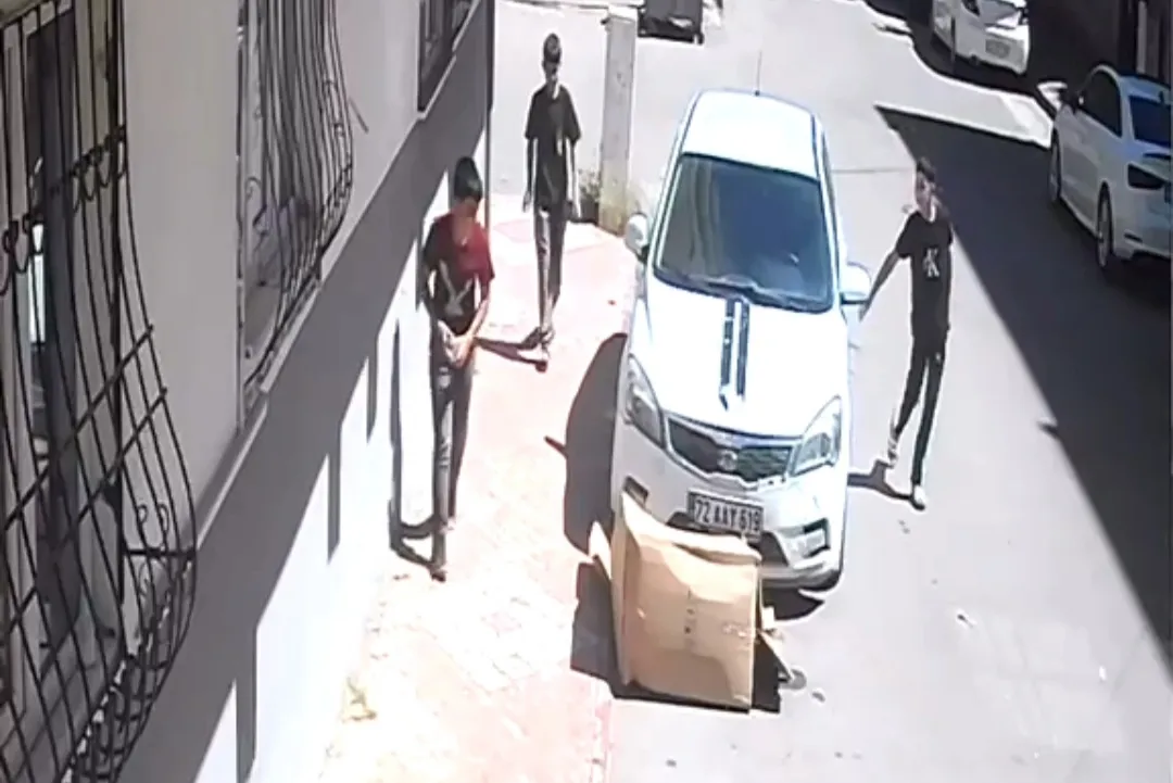 Batman'da çocukların ateşi park halindeki otomobili küle çeviriyordu