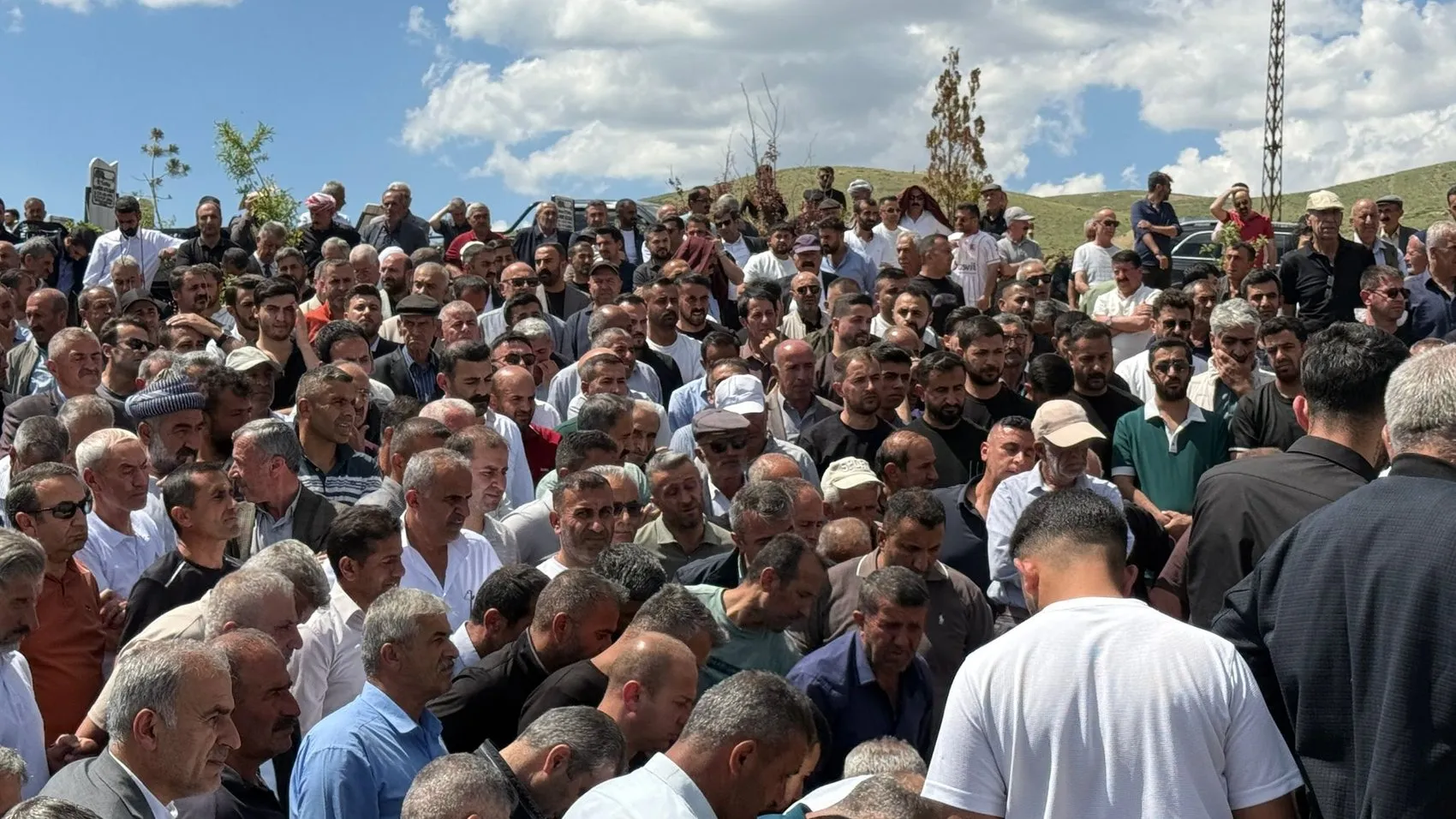 Yüksekova'daki feci kazada üç kişi toprağa verildi