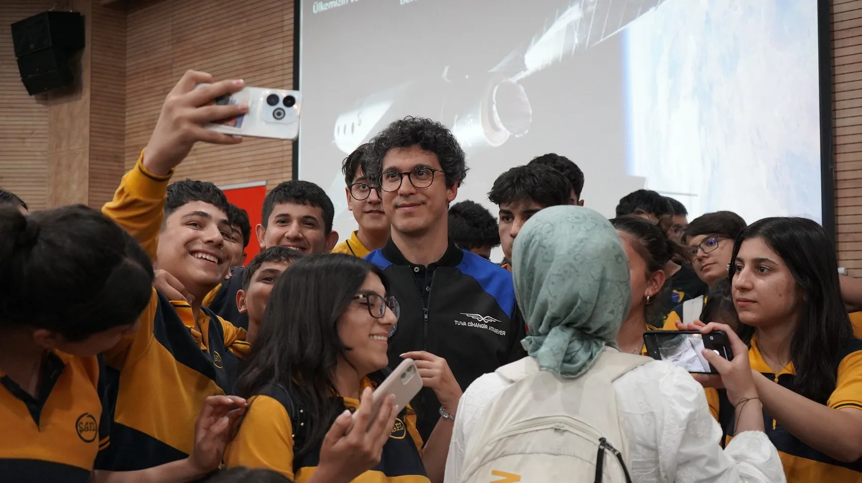 Türkiye'nin İkinci Astronotu Şırnaklı Gençlere Uzay Deneyimlerini Anlattı