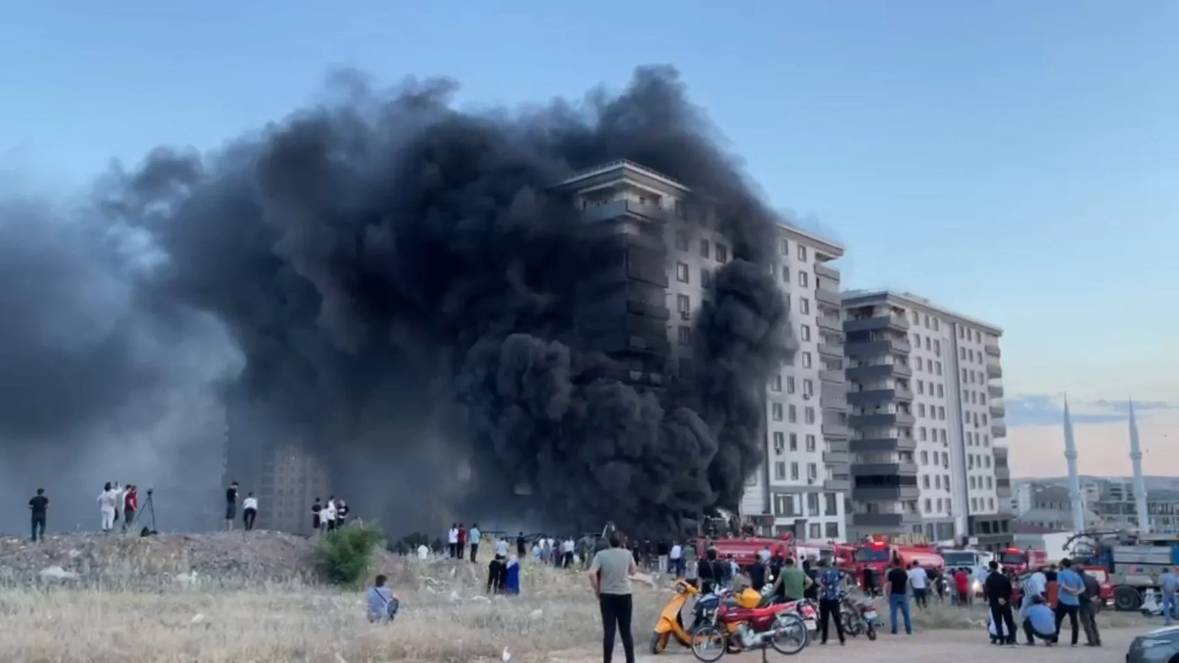 Şanlıurfa’daki 10 katlı binada korkutan yangın