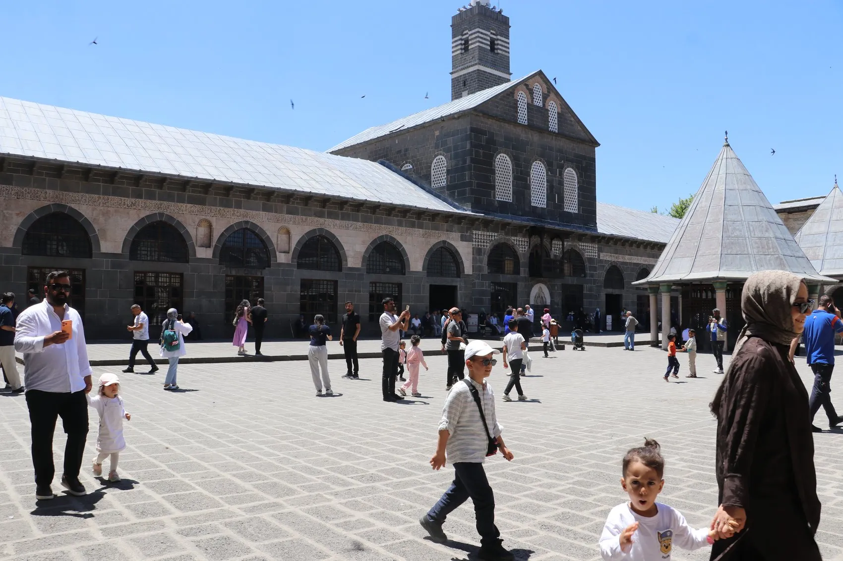 Diyarbakır sokakları turistlerle doldu esnafın yüzü güldü