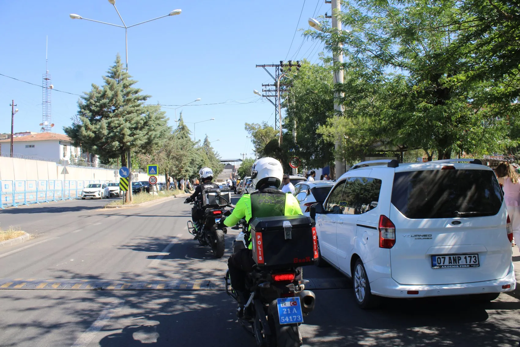 Diyarbakır'da LGS telaşı 25 öğrenciyi polis son anda yetiştirdi