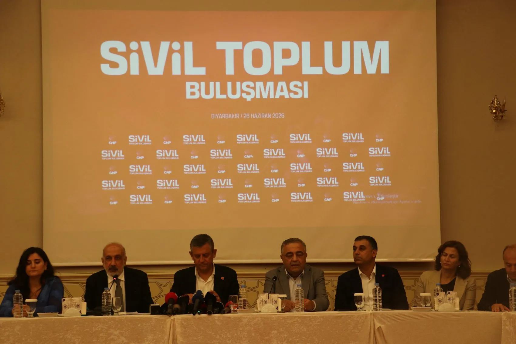 Özgür Özel Diyarbakır’da demokrasi mesajı verdi