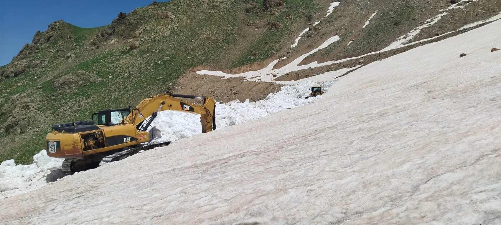 Yüksekova'da altı metrelik karda zorlu yol mesaisi