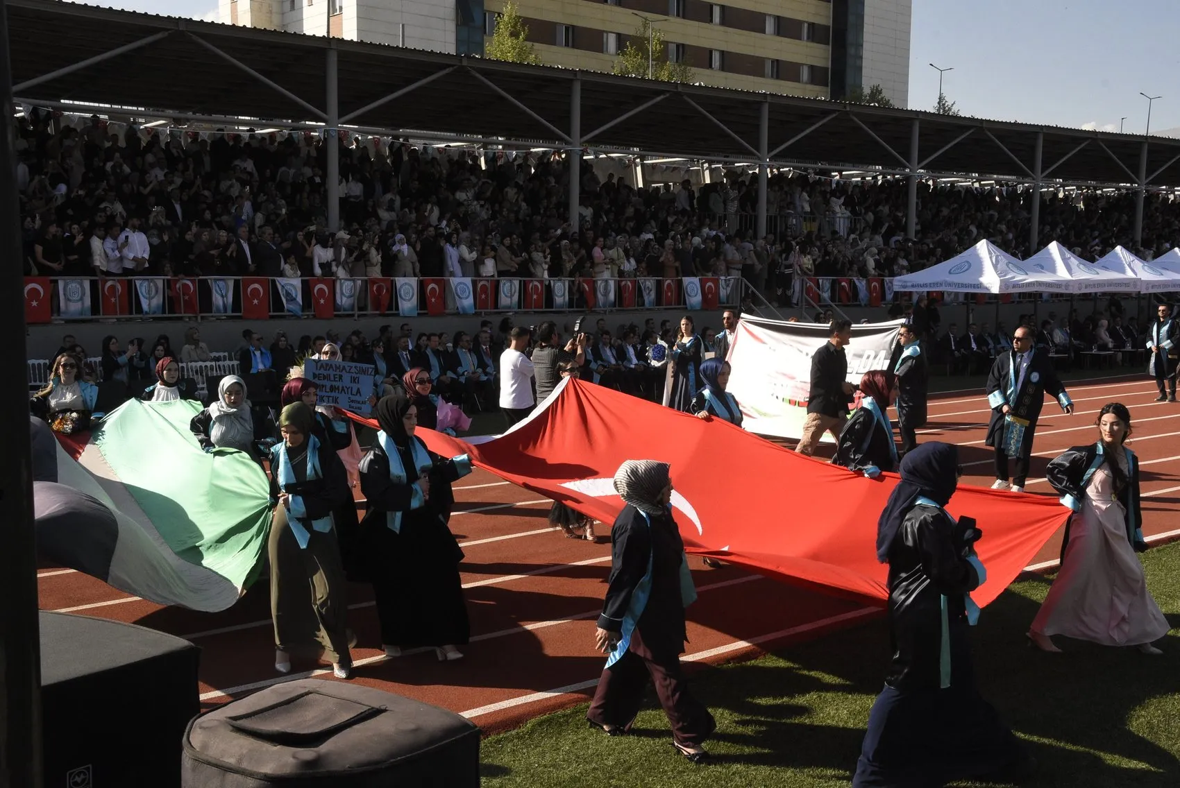 Bitlis Eren Üniversitesi'nde 2 bin 800 genç iş hayatına uğurlandı